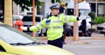 Stire din Eveniment : Poliția și-a scos "bobocii" din sursă externă, în intersecții, pentru practică. "În școli nu se fac astfel de pregătiri"