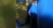 Stire din Eveniment : REVOLTĂTOR! Copii bătuți de un polițist local și legați cu cătușele de un coș de gunoi