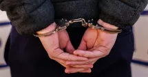 Stire din Eveniment : Bărbat arestat, după ce şi-a bătut soţia. Femeia are două coaste rupte şi mai multe răni pe corp