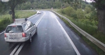 Stire din Eveniment : MAȘINĂ DE POLIȚIE PRINSĂ ÎN FLAGRANT. A DEPĂȘIT PESTE LINIA DUBLĂ CONTINUĂ