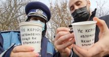 Stire din Actualitate : Poliţiştii români au oferit cafea şoferilor veniţi din Ucraina. Mesajul transmis pe pahare le-a atras tuturor atenţia