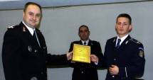 Stire din Eveniment : Polițist recompensat de pompieri după ce a ajutat la stingerea unui incendiu