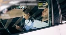 Stire din Eveniment : VIDEO: Polițist surprins dormind în mașina de serviciu: "Așteptăm să avem o misiune”