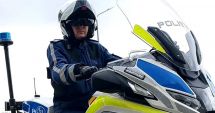 Stire din Eveniment : Polițistul care a lăsat-o pe Diana Șoșoacă să se urce pe motocicleta Poliției, dat afară din sistem