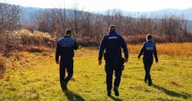 Stire din Eveniment : Un polițist a fost găsit mort în pădure! S-ar fi împușcat cu arma din dotare