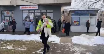 Stire din Eveniment : Un polițist a riscat totul pentru un bebeluș. Salvare miraculoasă dintr-un incendiu