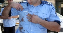 Stire din Eveniment : MINUNE! Polițist bătut măr în sediul Poliției, răzbunat de judecători. Magistrații i-au dat mandat de arestare agresorului