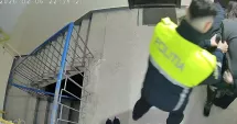 Stire din Eveniment : Oficial de la IPJ Constanța despre intervenția polițiștilor din scara unui bloc