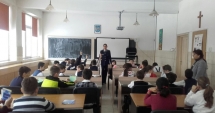 Stire din Eveniment : Polițiștii, discuții cu elevii  de gimnaziu despre droguri și bătăi