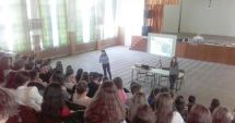 Stire din Eveniment : Polițiștii, acțiuni de prevenire cu elevii liceelor. "Este cool să refuzi drogurile"