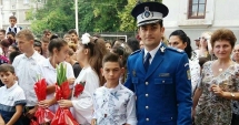 Stire din Eveniment : Polițiștii și jandarmii, prezenți în prima zi de școală alături de elevi