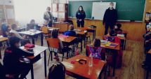 Stire din Eveniment : Poliţiştii constănţeni, activităţi preventive în şcoli şi centre de plasament