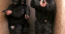 Stire din Eveniment : Polițiștii dau cu Legea armelor de pământ: "Pe românește, poți trage abia după ce ești împușcat sau tăiat"