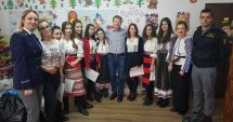Stire din Social : Polițiștii de frontieră l-au ajutat pe Moș Crăciun să ajungă la copiii din satul Vâlcelele