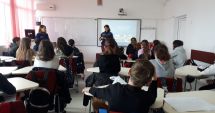 Stire din Eveniment : Polițiștii, în vizită la Liceul "Carmen Sylva" din Eforie Sud