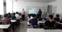 Stire din Eveniment : Polițiști constănțeni implicați în lecții de educație a tinerelor generații din școlile și liceele județene