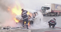 Stire din Eveniment : Mașină în flăcări după un accident. Șoferul de 23 de ani a adormit la volan