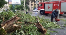 Stire din Eveniment : Pompierii, pregătiți să intervină, după ce meteorologii au anunțat furtuni pe litoral