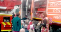 Stire din Eveniment : Pompierii, în alertă! Au fost "invadați" de sute de prichindei