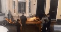 Stire din Actualitate : Britanicii șocați de gestul unor conaționali. Au fost filmați când pârleau porcul în fața casei