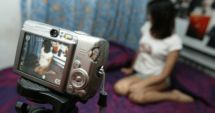 Stire din Eveniment : Scandal de pornografie infantilă la două licee de prestigiu din țară. Anchetatorii au ridicat patru băieți de la ore