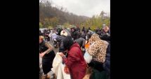 Stire din Eveniment : Haos după producerea unui accident. Oamenii s-au adunat pentru a fura marfa căzută