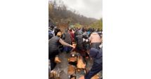 Stire din Eveniment : Zeci de oameni s-au înghesuit să adune portocalele împrăștiate dintr-un TIR răsturnat