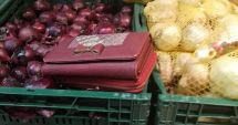 Stire din Eveniment : Un jandarm, aflat în timpul liber, a găsit două portofele în supermarket și le-a predat celor care le uitaseră