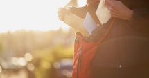 Stire din Social : Un poștaș a spus că i-a fost lene să ducă pensiile la oameni, așa că a păstrat banii în geantă