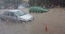 Stire din Social : Potop în Tulcea după o ploaie de cod portocaliu. Mașini, curți și străzi, distruse de ape