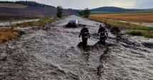 Stire din Eveniment : Potop în județul Tulcea. Viitura a surprins 12 autoturisme şi un microbuz
