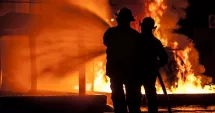 Stire din Eveniment : Incendiu uriaș la o fabrică de cherestea. Trei hale cuprinse de flăcări
