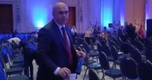 Stire din Actualitate : Premierul Ilie Bolojan, surprins făcând curățenie la Congresul PNL. A strâns gunoaie după colegii lui