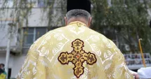 Stire din Eveniment : Preot obligat de instanță să poarte brățară de monitorizare după ce și-a terorizat fosta amantă