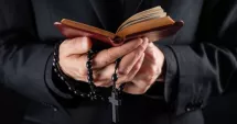 Stire din Eveniment : „Lider spiritual” reținut după acuzații grave: ar fi abuzat mai multe adolescente în timpul adunărilor religioase