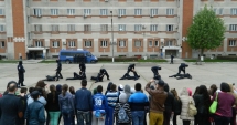 Stire din Eveniment : Preșcolarii și elevii din Constanța,  în primul rând  la pregătirile jandarmilor