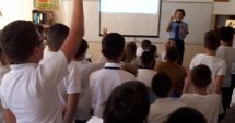Stire din Eveniment : Elevii, încurajați de polițiști să ceară ajutorul când se simt în pericol