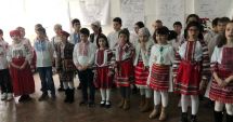 Stire din Cultură-Educație : Prichindeii de la Școala nr. 8 au plecat la colindat