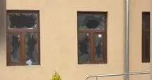 Stire din Eveniment : Primărie vandalizată de un localnic nemulțumit. Zeci de geamuri și uși au fost distruse