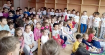 Stire din Cultură-Educație : Preșcolarii de la grădinița "Azur" au construit prima flotă de vapoare din materiale reciclabile