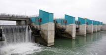 Stire din Economie : Producem  mai multă electricitate  și exportăm  mai puțină