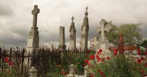Stire din Eveniment : Tânăr de 18 ani, reținut după ce a desenat însemne naziste pe mai multe monumente funerare