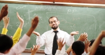Stire din Cultură-Educație : Profesorii, protecție specială împotriva agresiunilor. "Elevii își umilesc dascălii. Demnitatea lor trebuie apărată"