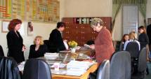 Stire din Cultură-Educație : Profesorii sunt duși cu preșul sau cu… zăhărelul