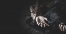 Stire din Eveniment : Femeia bătută pe stradă şi lovită cu maşina de amantul său a murit la spital