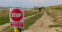 Stire din Eveniment : Un bărbat care era întins pe pământ, pe o proprietate privată, a murit după ce o maşină a trecut peste el
