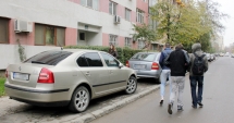 Stire din Eveniment : Parcarea pe trotuar va fi interzisă. Poliția cere schimbarea legii în acest sens
