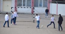 Stire din Politică-Administrație : Propunere USR. "Lăsați copiii să bată mingea în curtea școlilor din Constanța!"