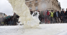 Stire din Actualitate : Protest inedit la Bruxelles! În fața Consiliului European a nins cu... lapte praf