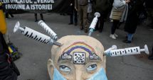 Stire din Actualitate : Protest la Cotroceni, în ziua consultărilor: Manifestanții i-au fluierat pe politicieni: „Libertatea mereu a fost plătită scump și de martiri, și de tirani”